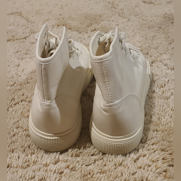 New JustFab Sneakers Size 9 - Picture 3 of 6